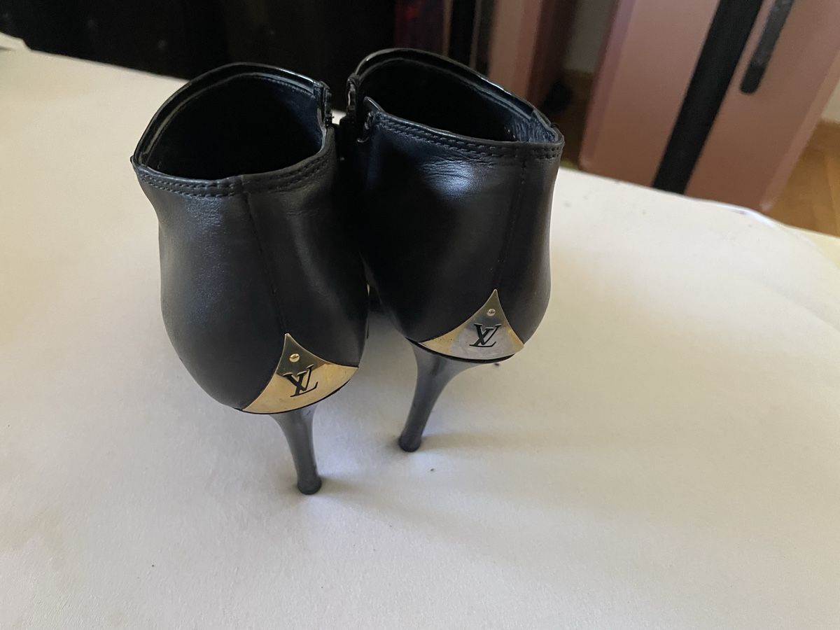 Scarpe per cavalli: Stylish Louis Vuitton Black Leather Peep-Toe Booties! – Usato da Dietikon venduto da val_7c5x 3
