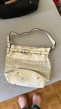 Tasche weiss mit Lochmuster. Sommerlich frisch! 50 Zeichen