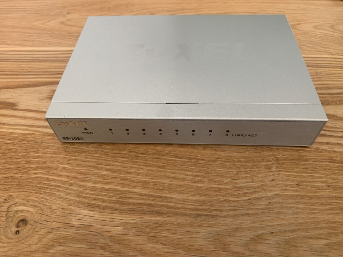 Zyxel Hub & Switch: Switch Zyxel GS-108A – Usato da Chardonne venduto da 245308