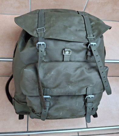 Rucksack Militär Olivgrün Ledergurten guter Zustand