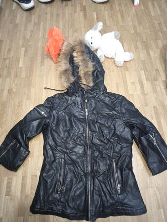 Veste en cuir noir avec fourrure, taille M, parfait!