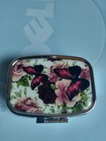 Kleine Pillendose mit Blumen und Schmetterlingen neu