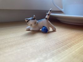 Katzenfigur Kätzchen mit blauem Ball Porzellan 4 x 3 x 3cm