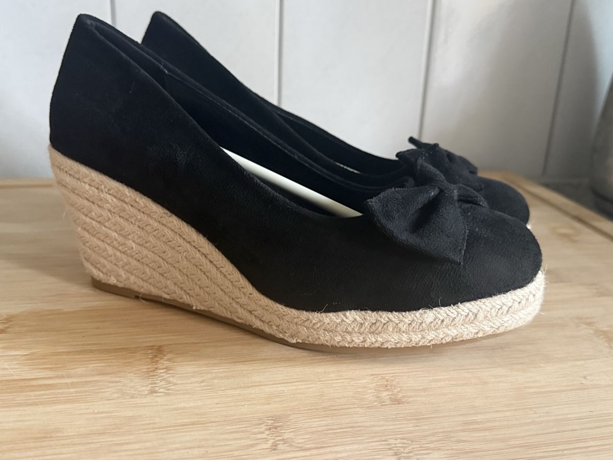 Scarpe da donna: Keilabsatzschuhe schwarz Grösse 42 – Nuovo (secondo la descrizione) da Basel venduto da zukk_