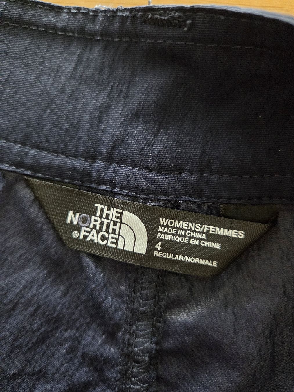 North Face Pantalons: The North Face Wandershorts Size 4 dunkelblau – D'occasion à Oberuzwil par Umlobo 1