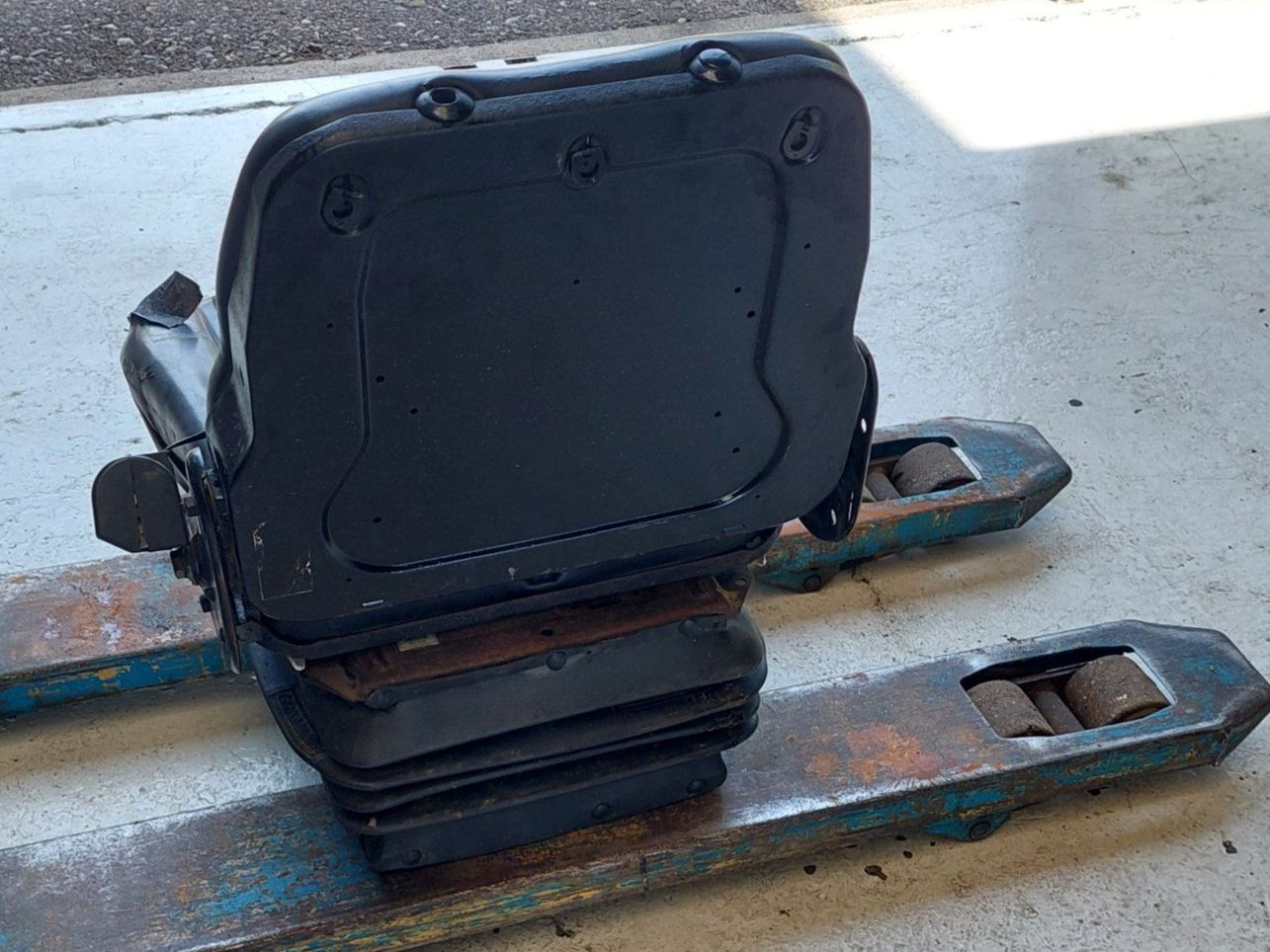 Traktoren: GRAMMER Traktorensitz DS85H mechanisch – Defekt aus Thalheim AG von Wernli5112 2
