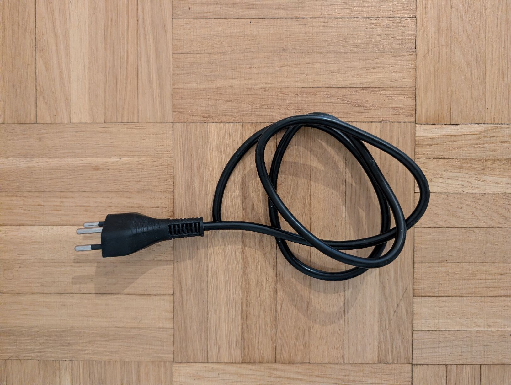Cavi: Netzkabel / Stromkabel schwarz mit Schweizer Stecker – Usato da Genève venduto da mar_fhd8