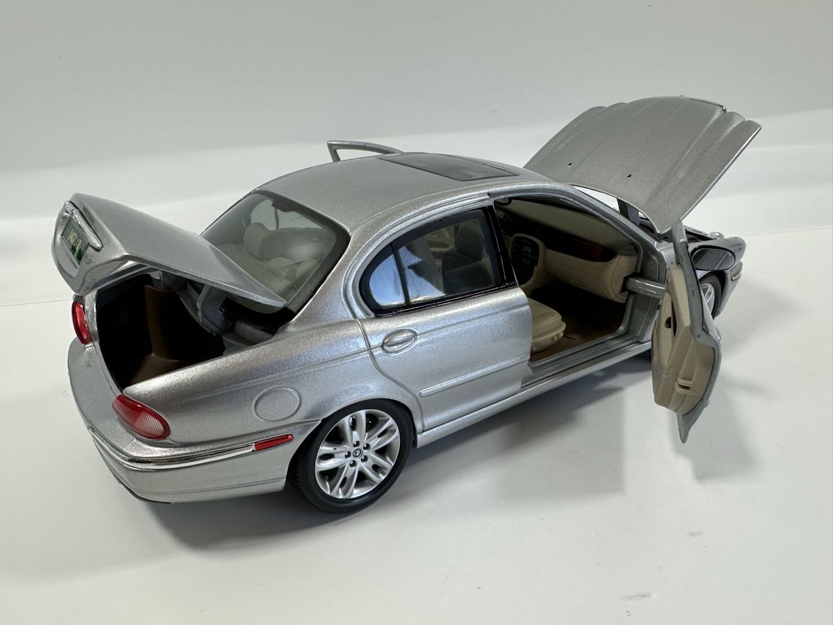 Maisto Modellini d'auto: Jaguar X-Type 3.0 1:18, silbrig, MAISTO  – Usato da Zofingen venduto da rf9_x2xt 5