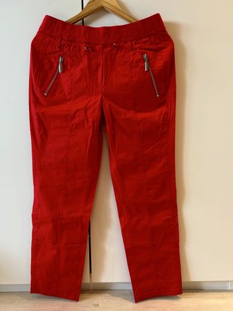 Rote Stoffhose