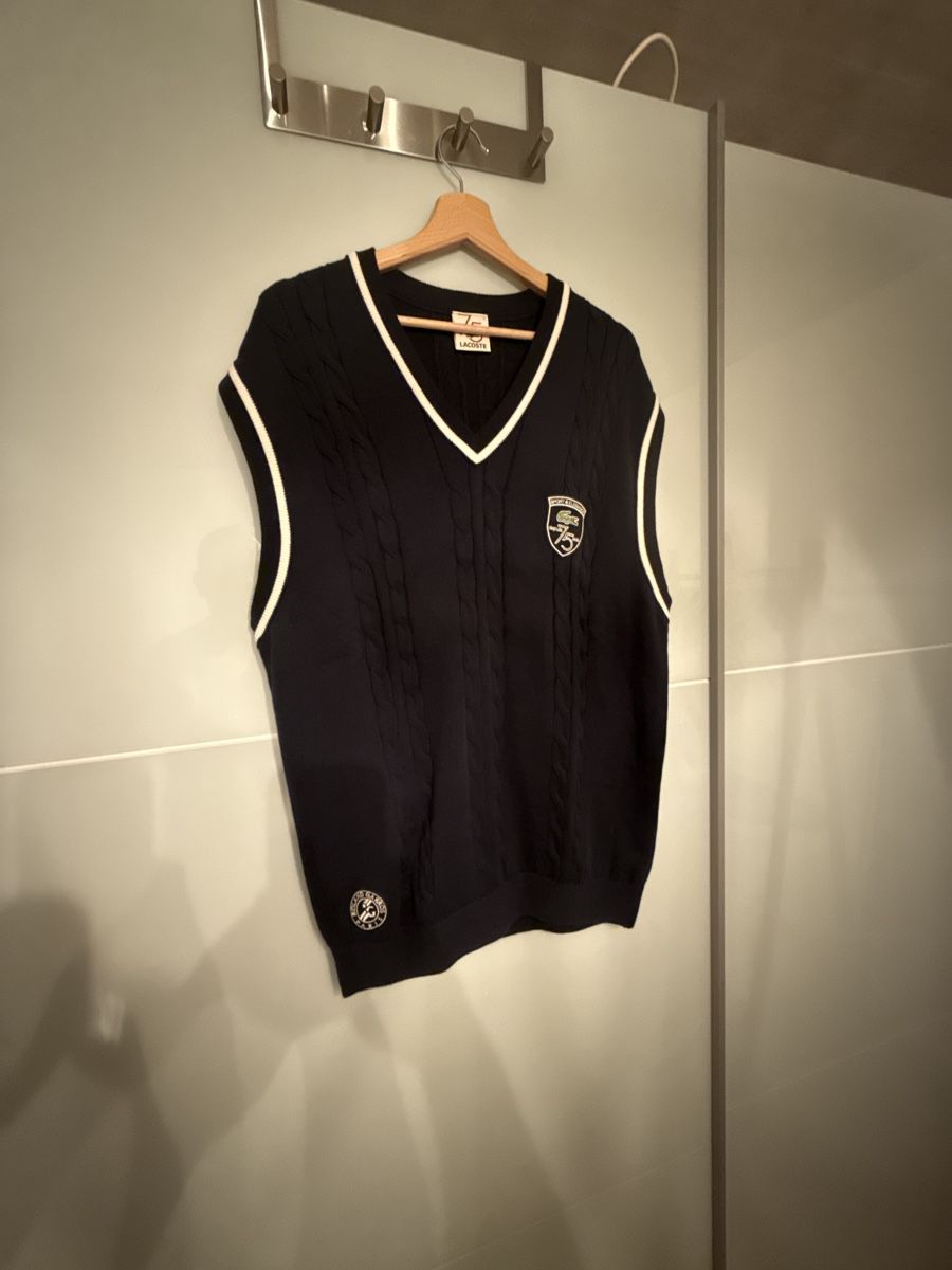 Lacoste Gilets & Westen: Lacoste Pullunder 75 Jahre Jubiläum Roland Garros – Neu (gemäss Beschreibung) aus Abtwil AG von wil_7n89