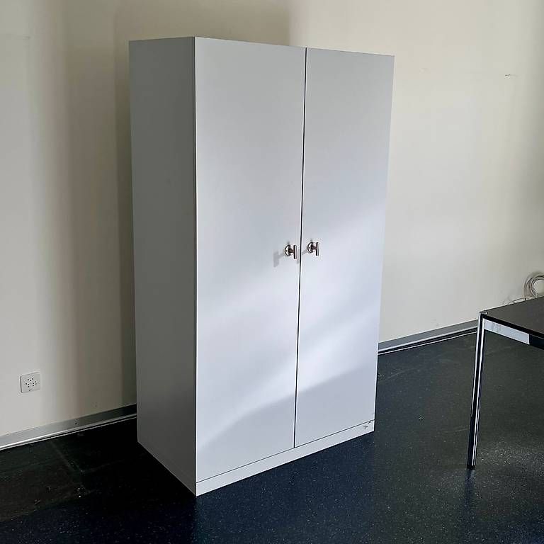 Schränke: Stabiler Schrank, Holz, grau – Gebraucht aus Bern von daskannweg