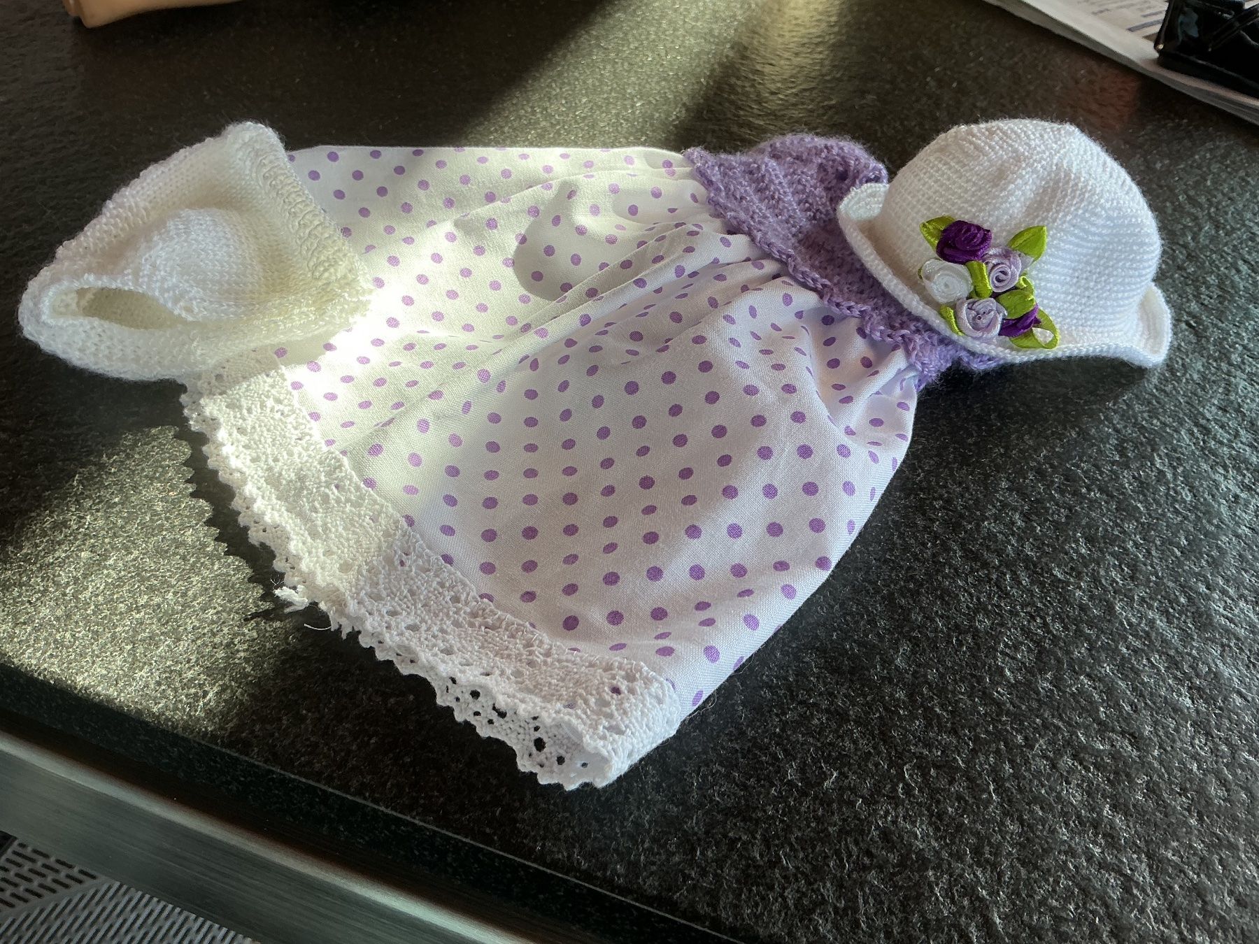 Bambole: Robe, chapeau et culotte pour poupée Sasha – Nuovo (secondo la descrizione) da La Neuveville venduto da tricoly 5