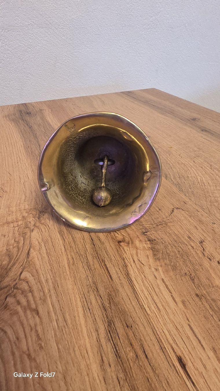 Campanacci mucche: Alte Messing Glocke mit schönem Dekor, Winterzeit! – Usato da Chur venduto da madeiras 1