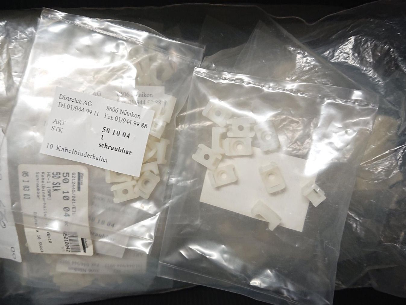 Kabel: 550 Stk Kabelbinderhalter weiss schraubbar – Neu und originalverpackt aus Grenchen von Zombiepolizist