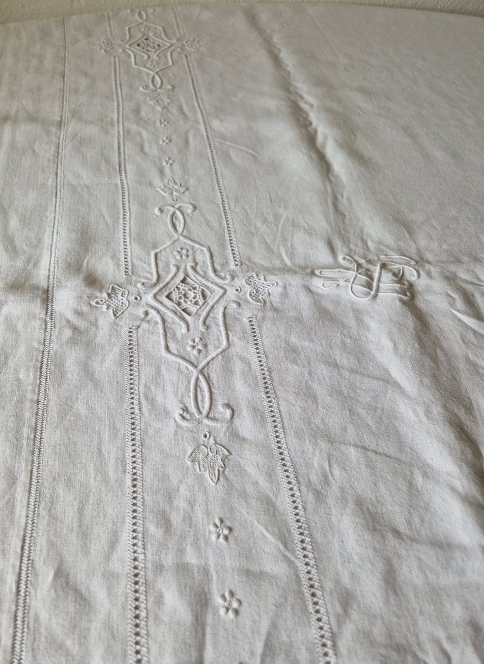 Bettwäsche: Leintuch mit Stickerei / Monogramm SW – Gebraucht aus Bern von Antikbatik 6