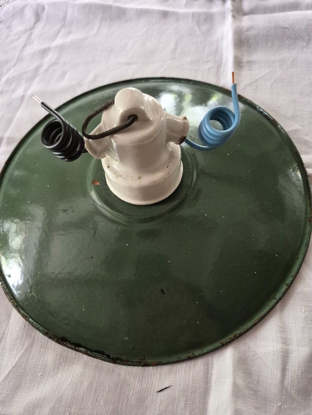 Lampade: Lampe ancienne en métal émaillé – Usato da charmoille venduto da mir_my9f
