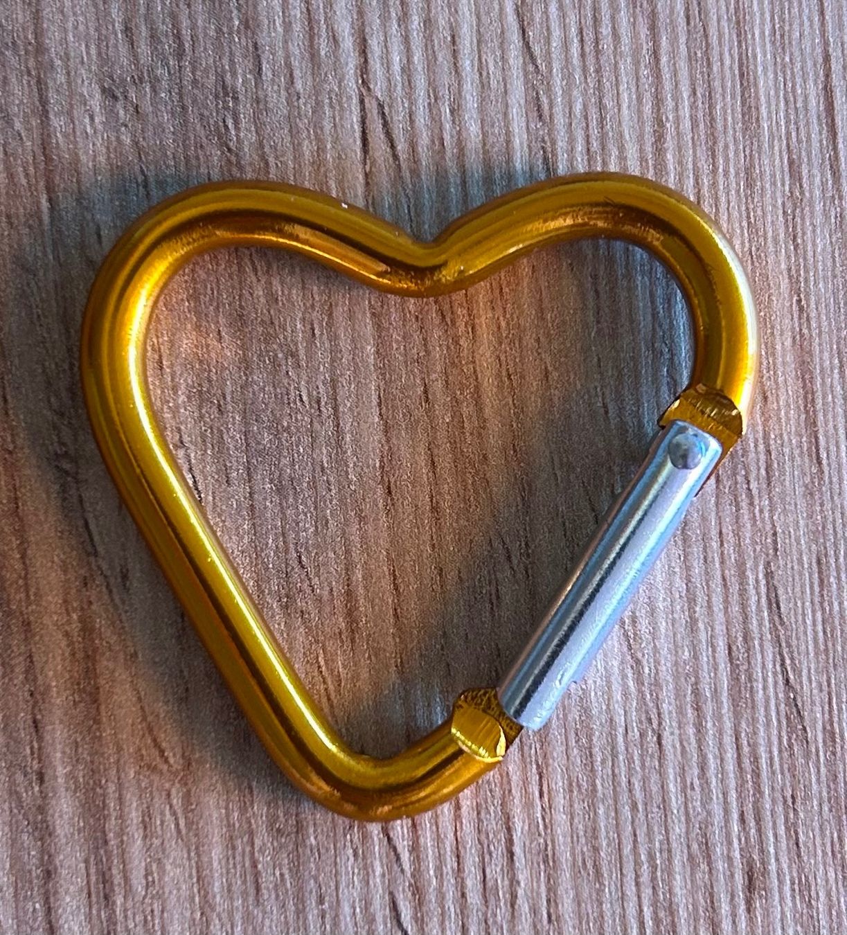 Kletterausrüstungen: Kleiner Karabiner Herzform – Neu und originalverpackt aus Geneve von vane267