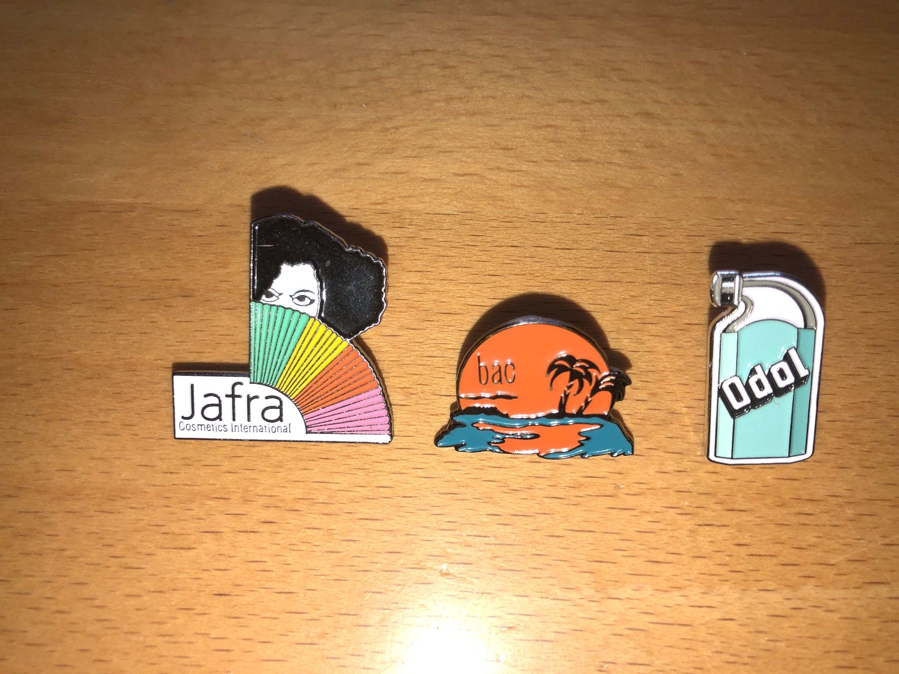 Broches & Aiguilles: 3 Pins Kosmetik – D'occasion à Balsthal par Katzenfan99