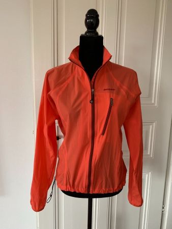 PATAGONIA: Neue chice super leichte rote Outdoor-Jacke, S
