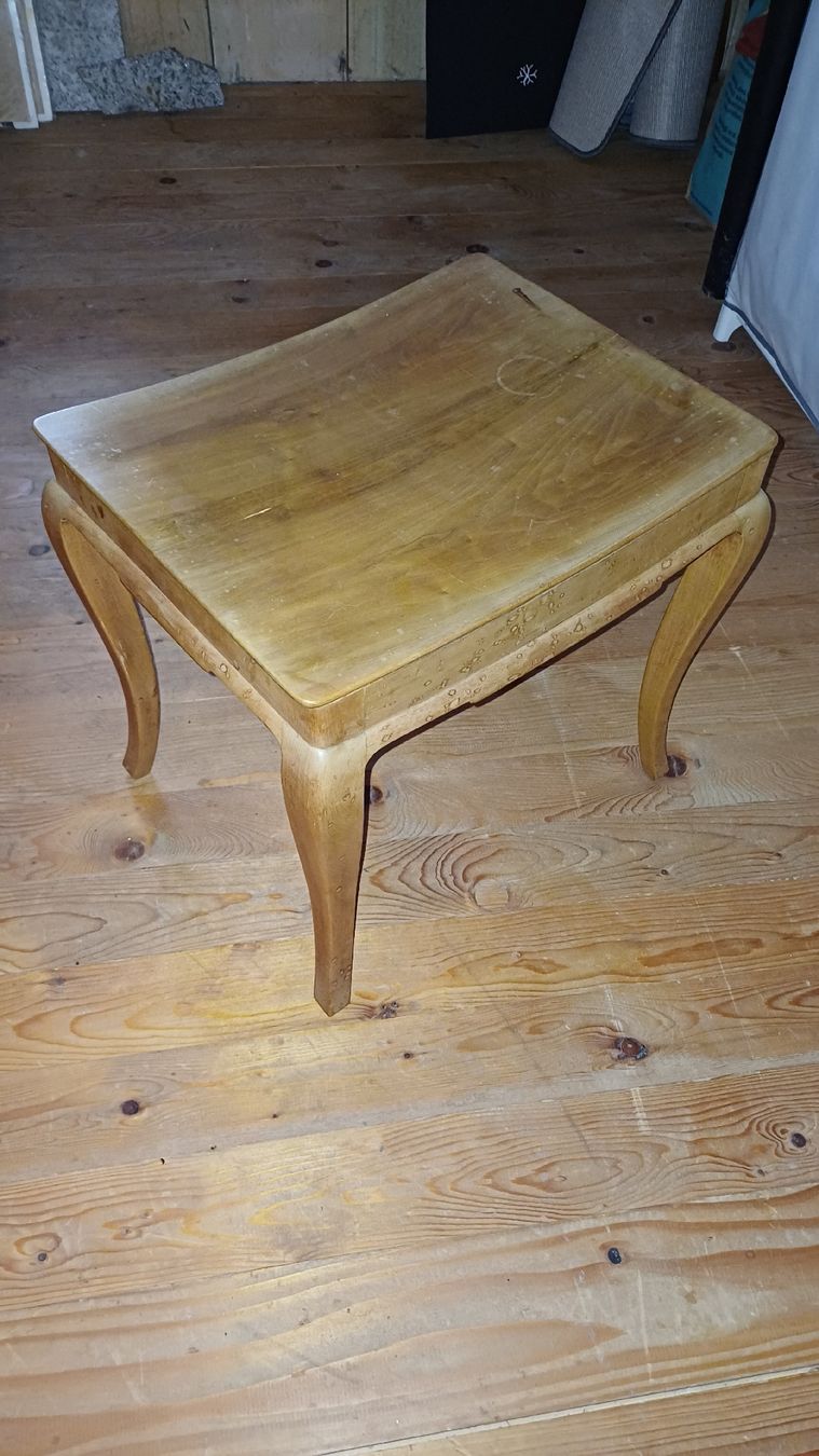 Articoli in legno: Schöner Holzhocker Vintage 1 – Usato da Walenstadtberg venduto da Twowheels 1