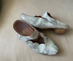 Super jolies mules en daim blanc et argenté THINK! T. 37.5