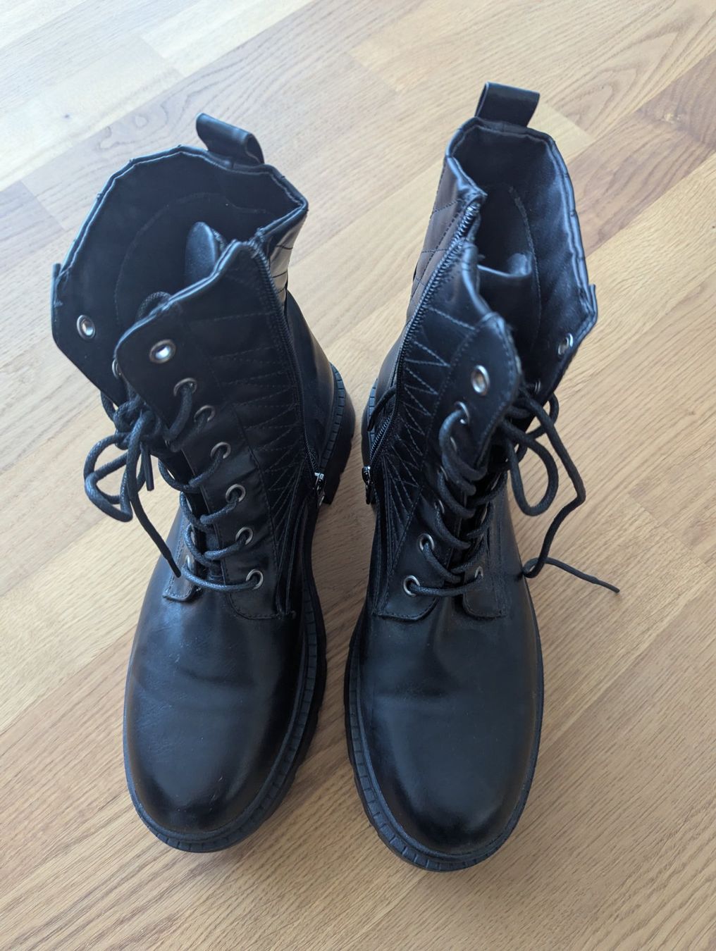 Scarpe da donna: Schwarze Winter Boots, neuwertig, Grösse 40 – Nuovo (secondo la descrizione) da Beckenried venduto da ang_j9fs 2