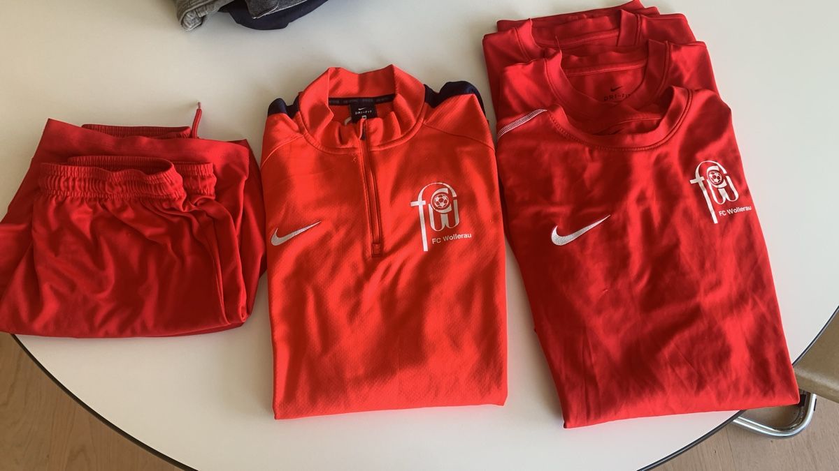 Nike Canottiere & Pantaloni: FC Wollerau Nike Trainingsset – Usato da Zürich venduto da Eschep