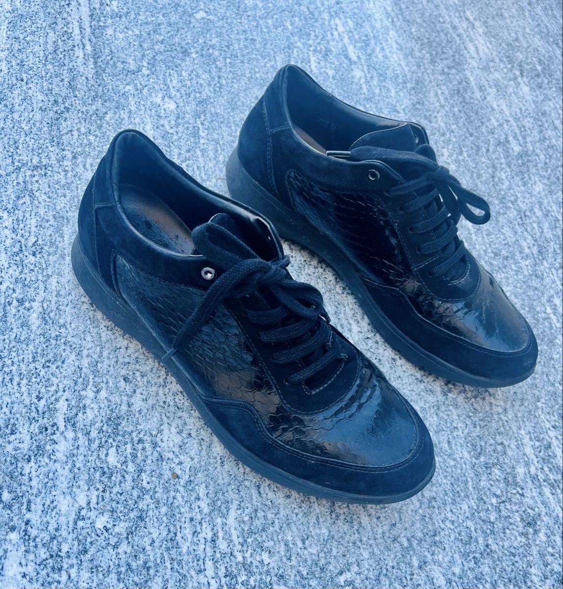 Scarpe da donna: Sneaker schwarz mit Lackprägung – Usato da Biel/Bienne venduto da urs_qt7d