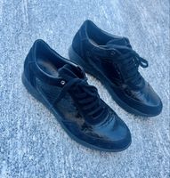 Sneaker schwarz mit Lackprägung
