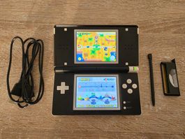 Nintendo DS lite in schwarz/ weiss mit Rumble Pack
