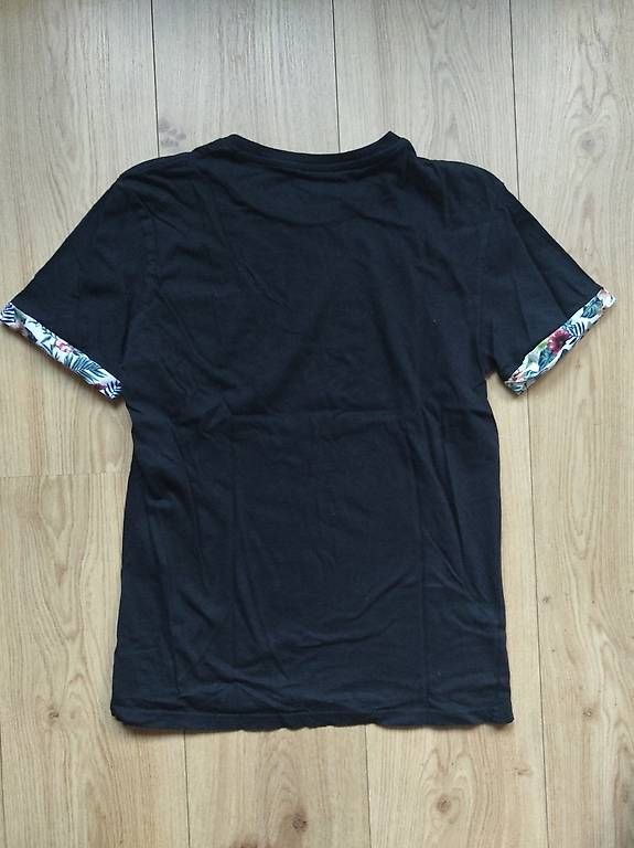 T-shirt: T-Shirt mit Blumen Details Grösse L – Usato da Küttigen venduto da SimiKimi7