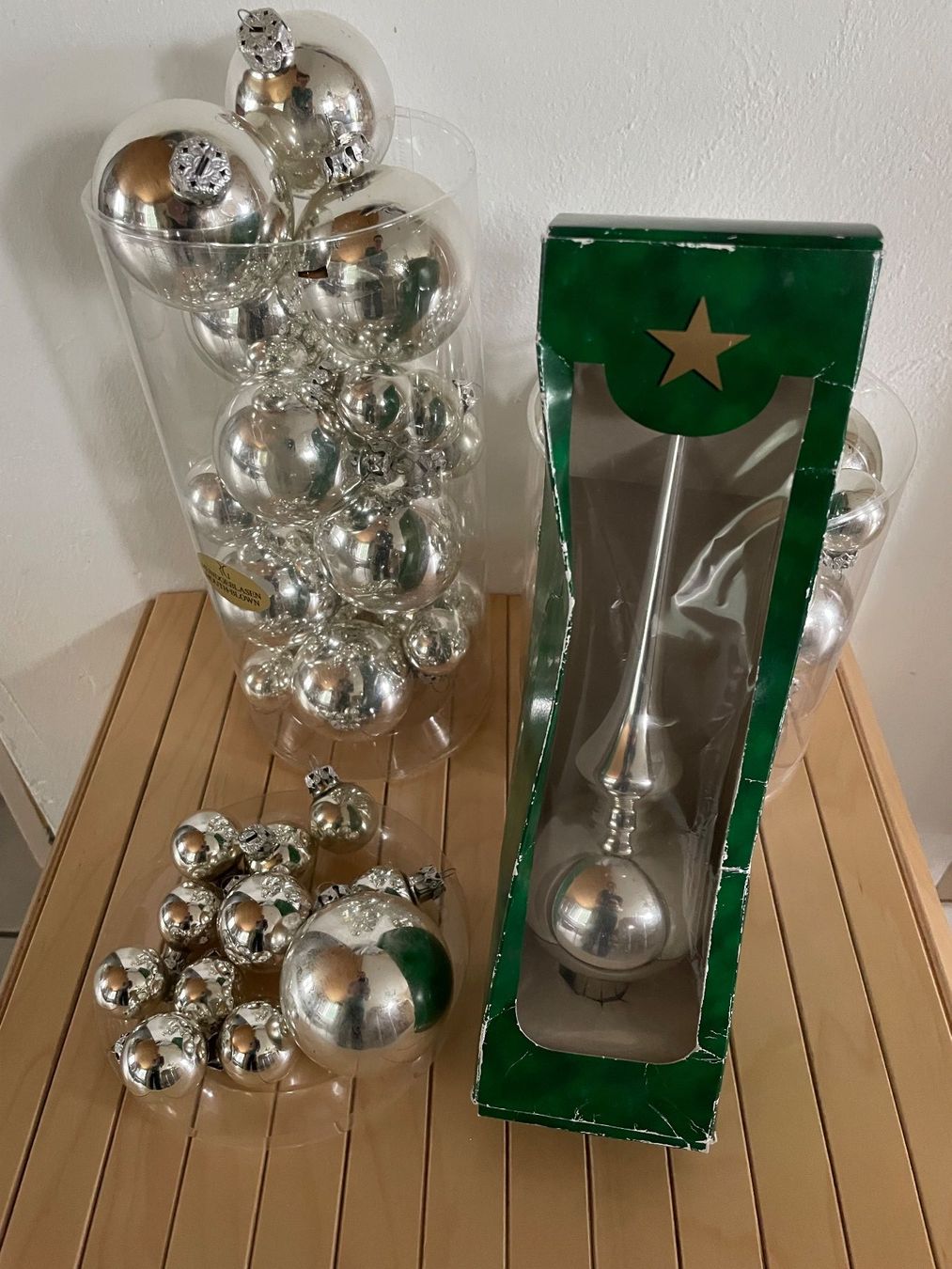 Alle Dekorationen: Weihnachtskugeln, silber-glanz, div. Grössen, m. Spitze u.Tu – Gebraucht aus Cham von 2eye