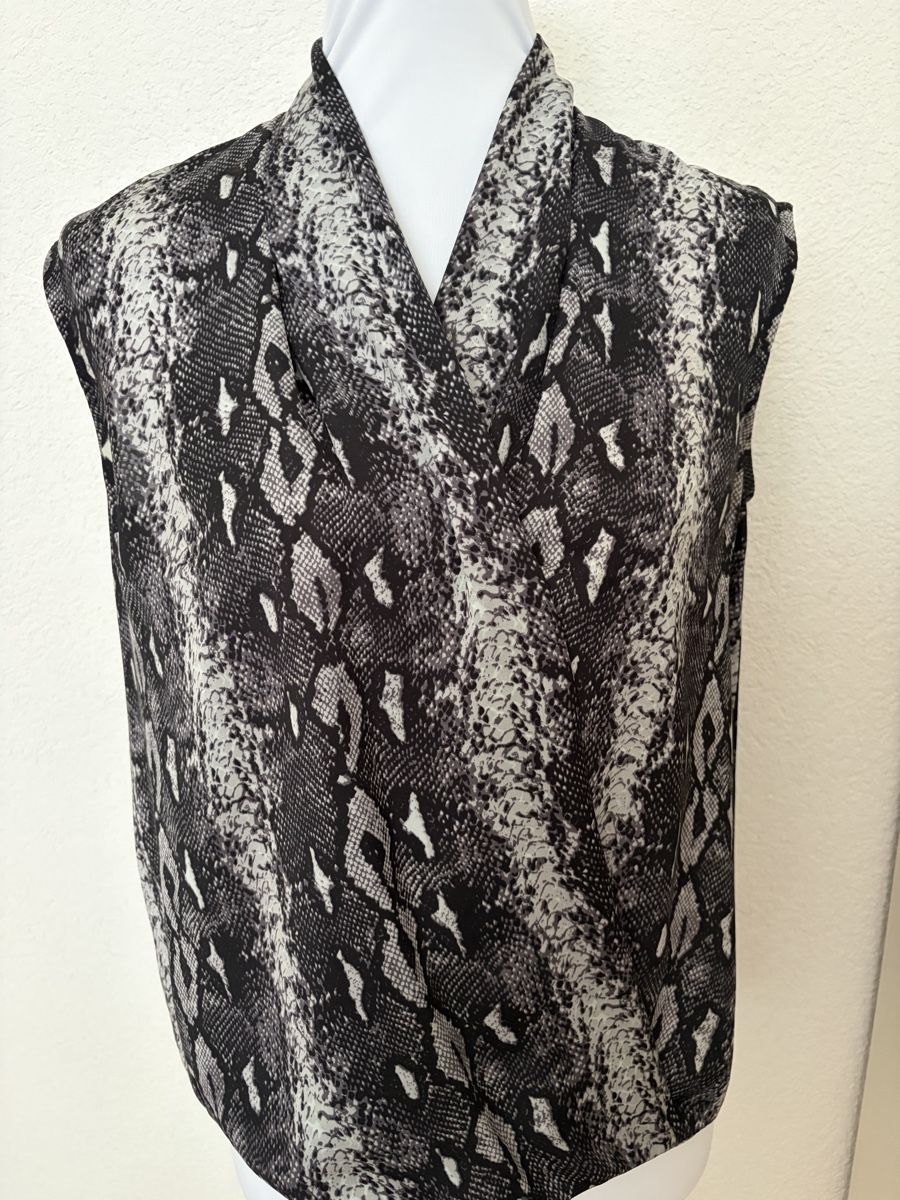 Chemisiers: 8 short sleeve blouses – D'occasion à Münchenstein par ArleneLM 2