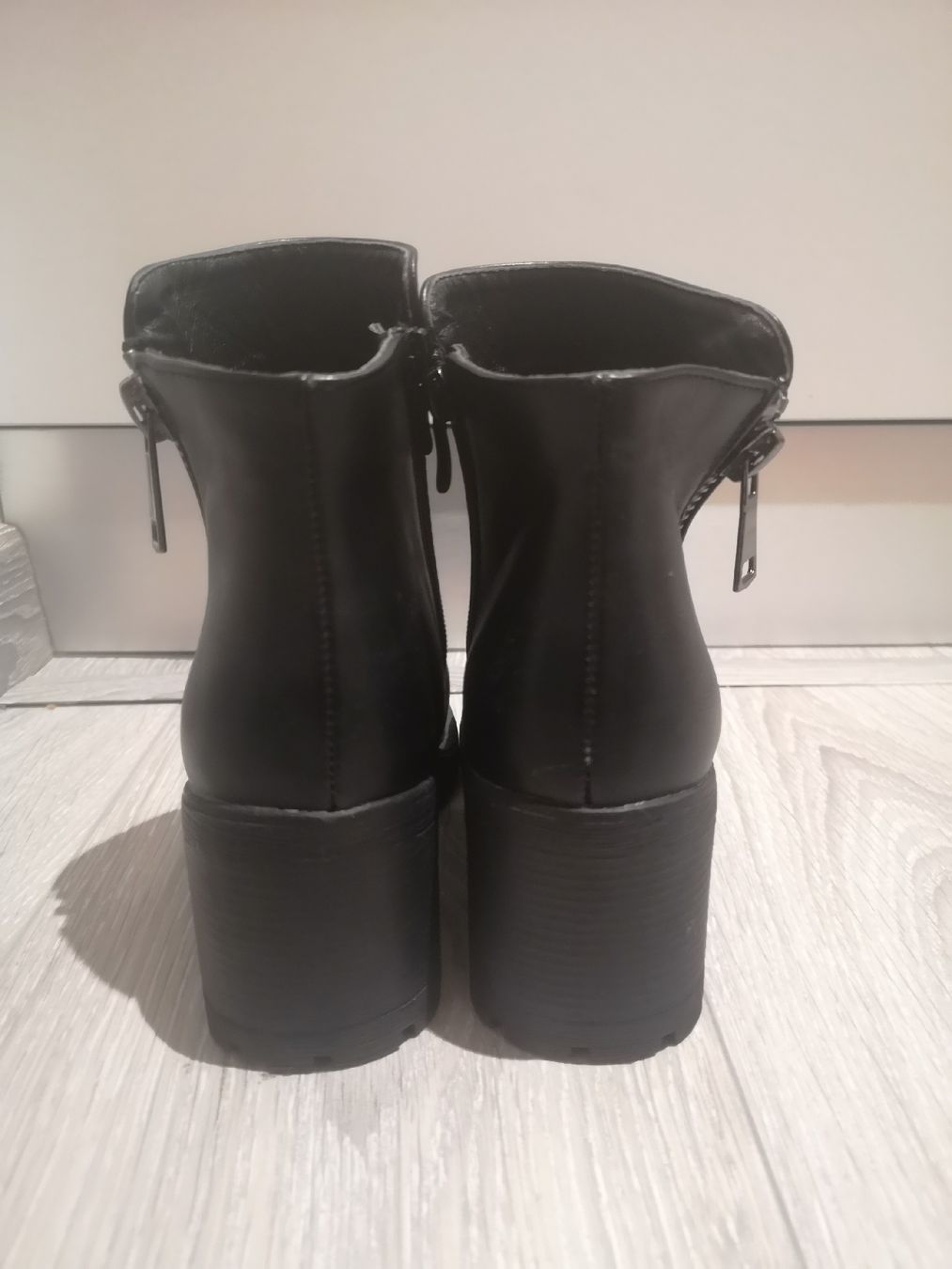 Scarpe da donna: Stivaletti neri Gr. 36 – Usato da Lostallo venduto da cha_lx5j 1