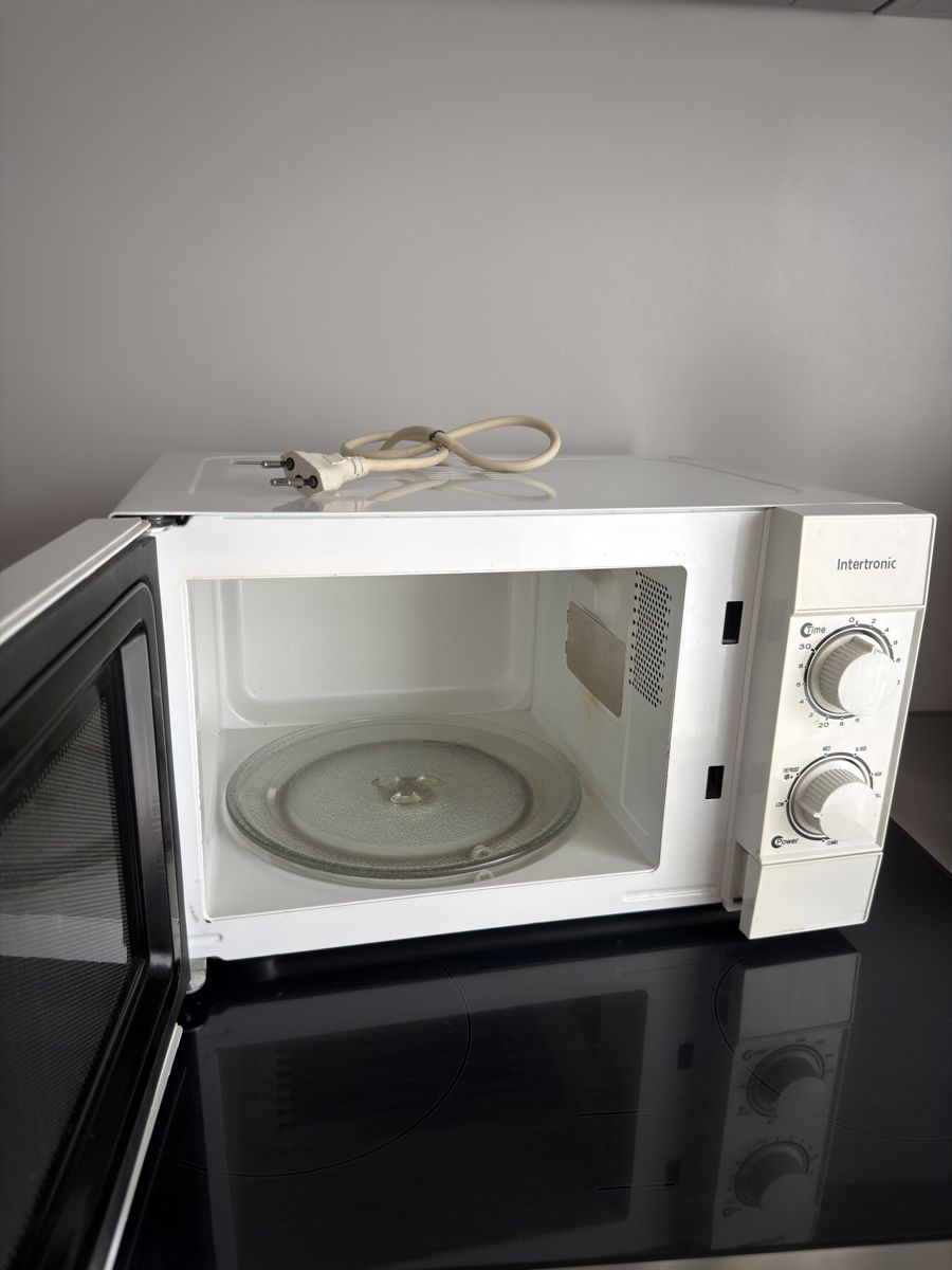 Elettrodomestici da cucina: Intertronic Mikrowelle – Usato da Zürich venduto da Behat 1