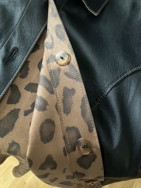 Giacche: Exklusive Lederjacke, Grösse 38, Schwarz/innen Leopardmuster – Nuovo (secondo la descrizione) da Märwil venduto da Yvonne034 4