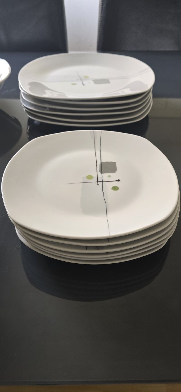 Set di piatti: 34pcs Modern Dinnerware Set (LIPO) - Like New! – Usato da Olten venduto da deb_2d58 1