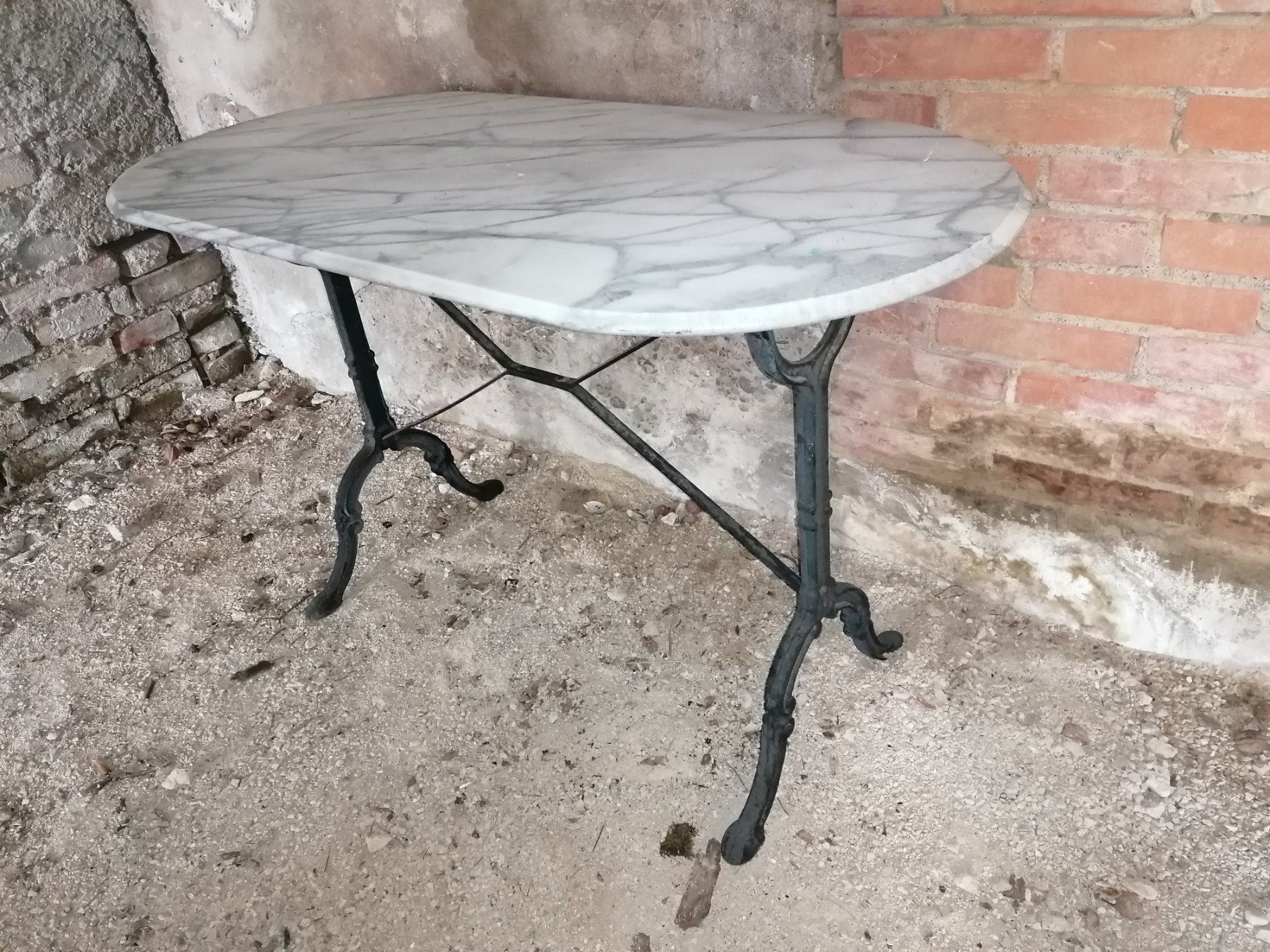 Tavoli: Marmortisch mit Gusseisenfuss.für Garten oder Balkon. – Usato da Biel / bienne venduto da Sarouch9 2