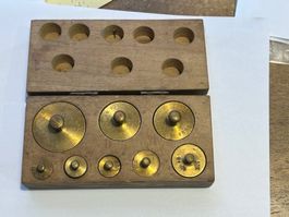Gewichtssteine in der Holz Box, gestempelt Messing komplett