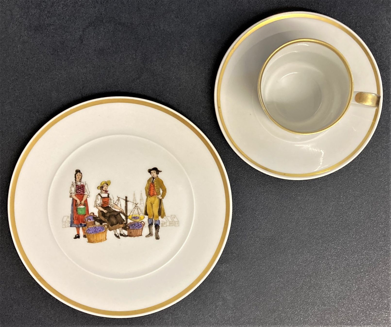 Geschirrsets: Langenthal Mocca Set 3teilig Trachten handbemalt Bâle TOP – Gebraucht aus Wangen b. Olten von Buntgemischt 1