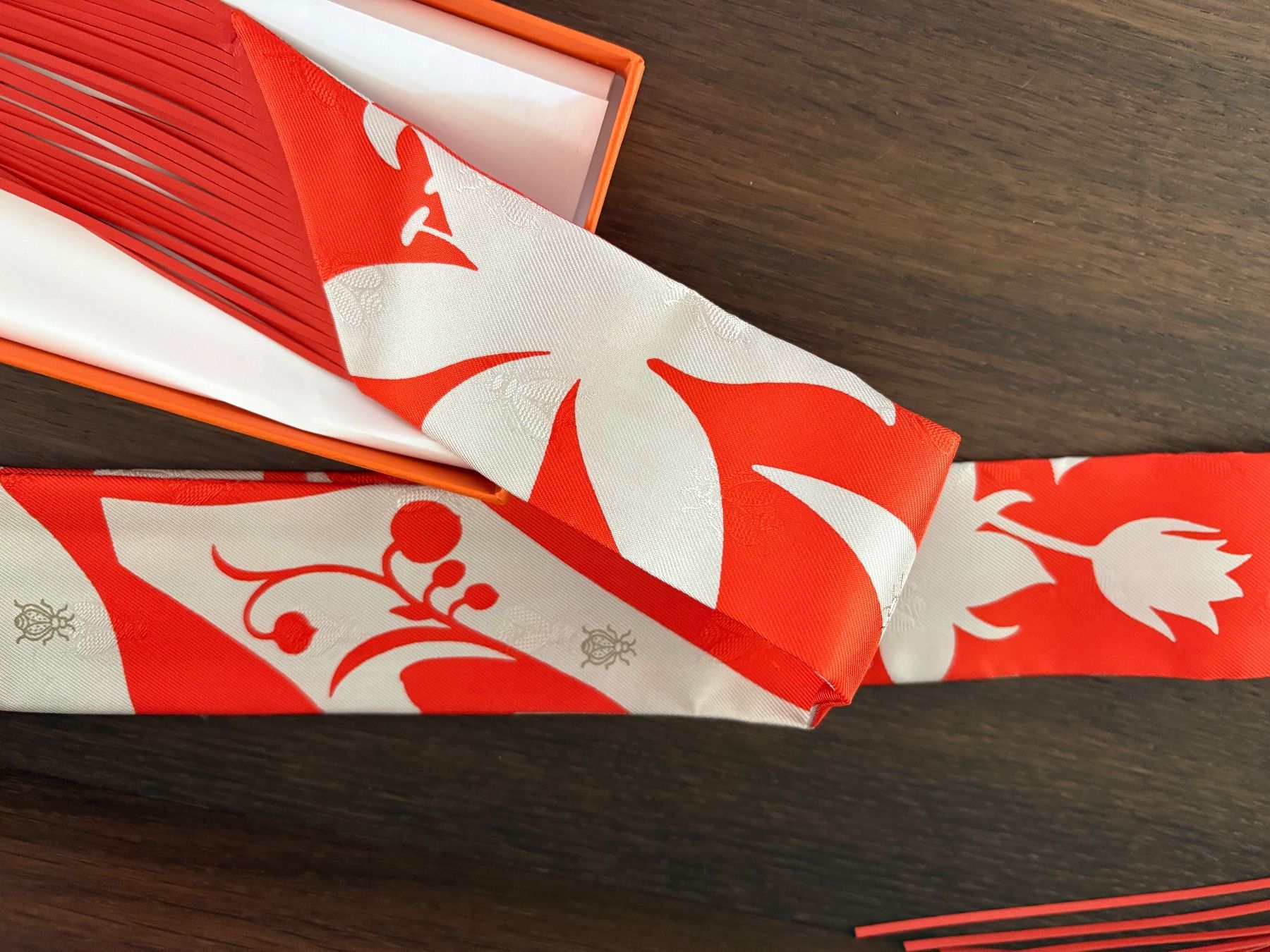 Hermès Foulard & Sciarpe: Hermès Twilly mit Lederfransen – Nuovo e nell'imballaggio originale da Zürich venduto da eni.te 3