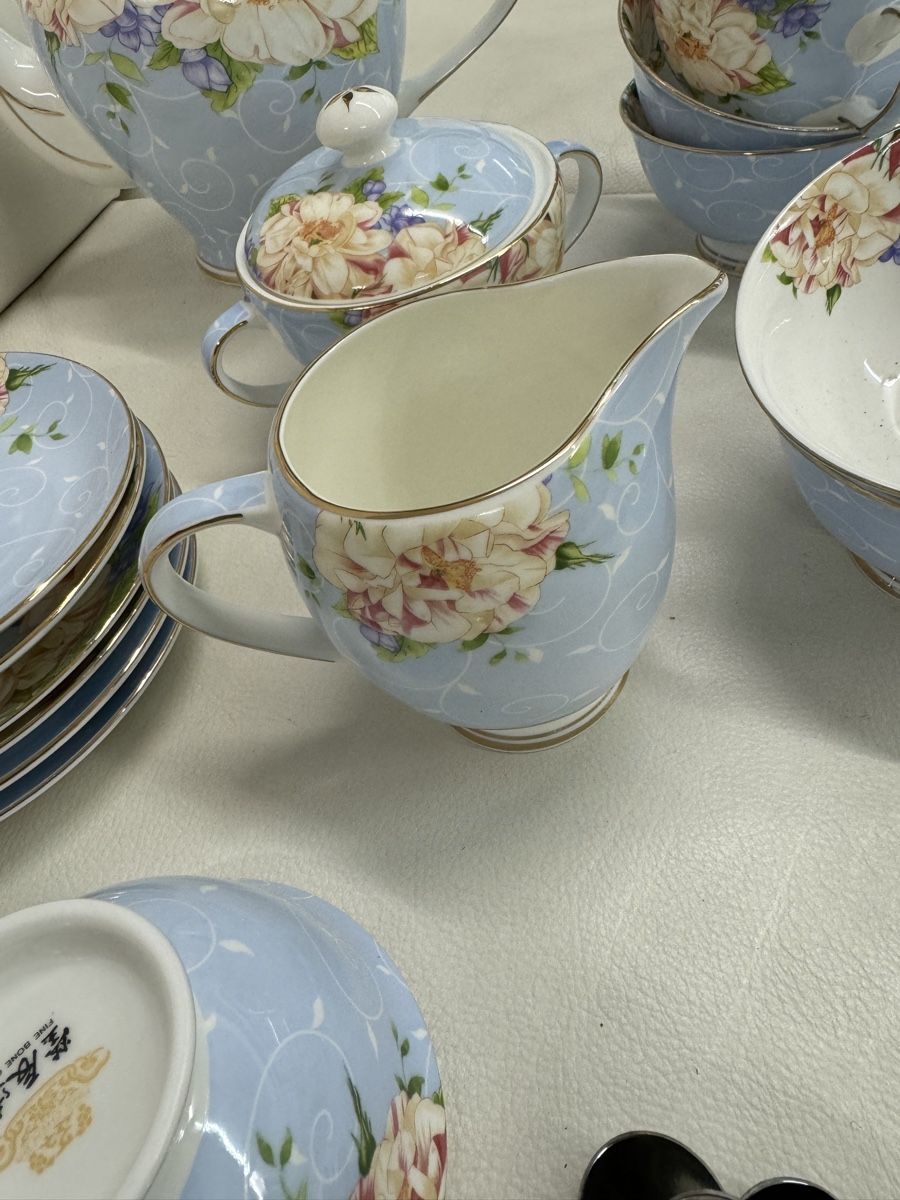 Set di piatti: Porzellan Teeservice oder Kaffee blau mit Blumenmuster – Usato da Basel venduto da sch_9g6x 2