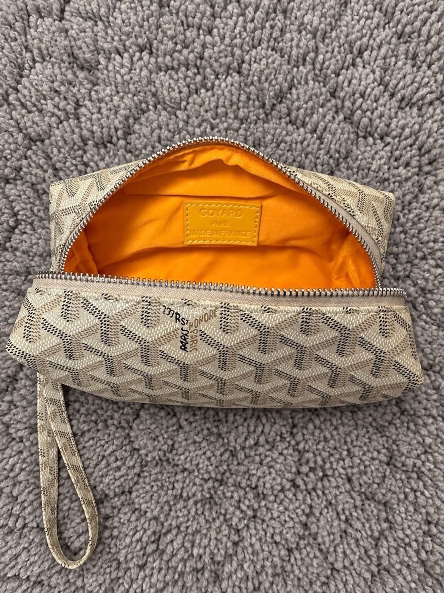 Kosmetikkoffer:  Kosmetiktasche beige mit Handschlaufe – Neu (gemäss Beschreibung) aus Sissach von jdv_j65j