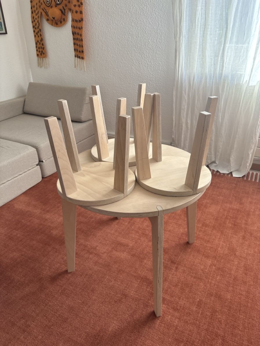 Tavoli: Blueroom Design Kindertisch & 3 Hocker – Usato da Zürich venduto da winkandsmile 3