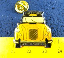 LONDON YELLOW CAP TAXI AUTO PIN SCOTCH WHISKEY CUTTY SHARK