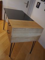Schöner Design-Schreibtisch mit filigranen Hairpin-Beinen