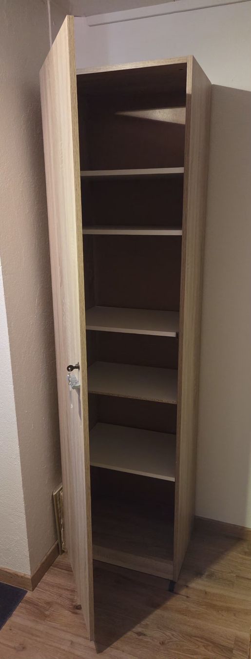 Schränke: Schlanker Hochschrank, abschliessbar – Gebraucht aus Hallwil von engebuehl 1