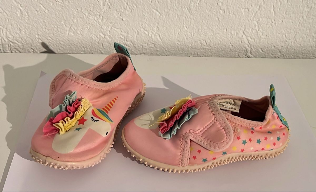 Scarpe per ragazze: Einhorn Badeschuhe Grösse 24 – Usato da Stettlen venduto da Biienli