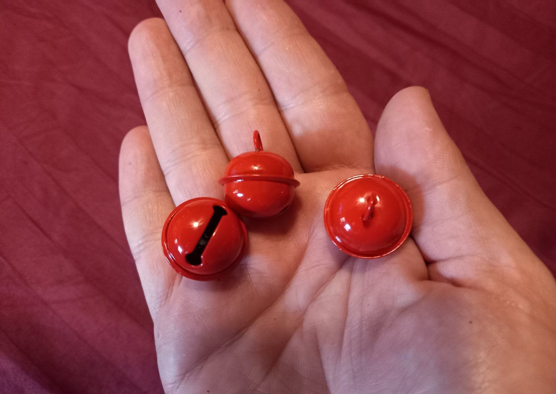 Glocken & Treicheln: 100x kleinen Glöckchen Rot  - petites cloches – Neu und originalverpackt aus Bremblens von LOVA-MUSICA-SHOP 1