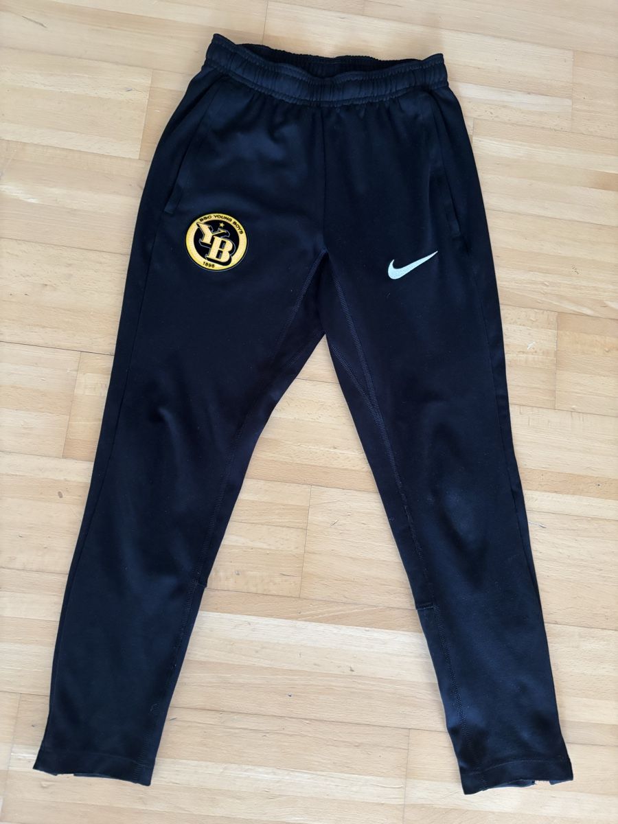 Nike Pantaloni: YB Trainerhose Grösse S 128-137cm – Usato da Grüt (Gossau ZH) venduto da user1976